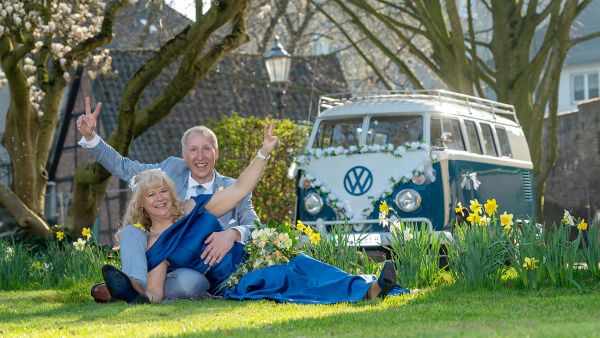 Hochzeitspaar mit VW Bus, Flowerpower